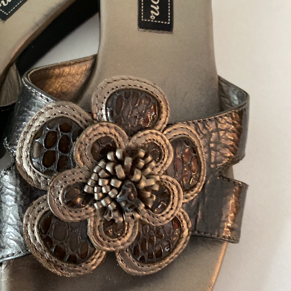 Brighton clover slippers size 6 medium - Picture 3 of 8